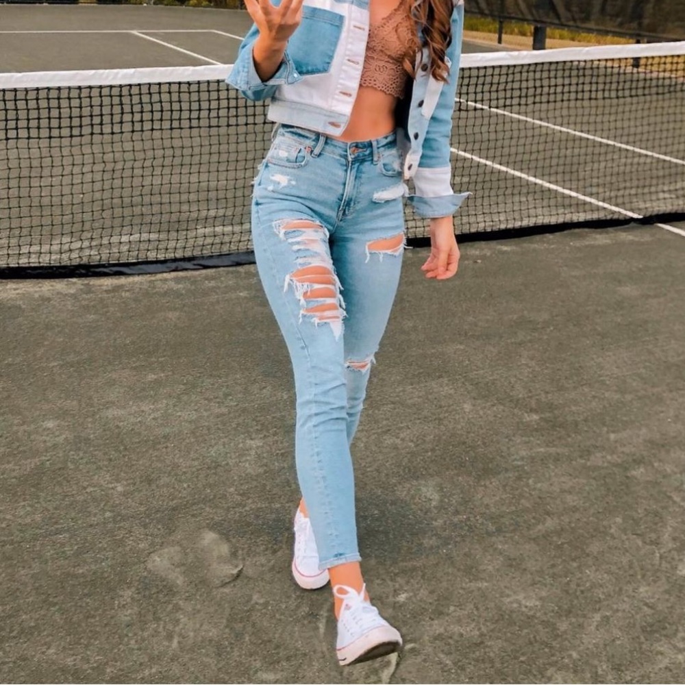 American Eagle Distress mom jean